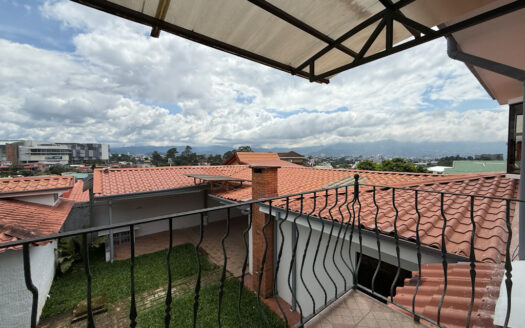 Remate Bancario!!! Amplia y Moderna Casa Renovada, con Zona Verde, en Los Colegios Norte, Moravia COD 139014