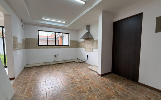 Remate Bancario!!! Amplia y Moderna Casa Renovada, con Zona Verde, en Los Colegios Norte, Moravia COD 139014
