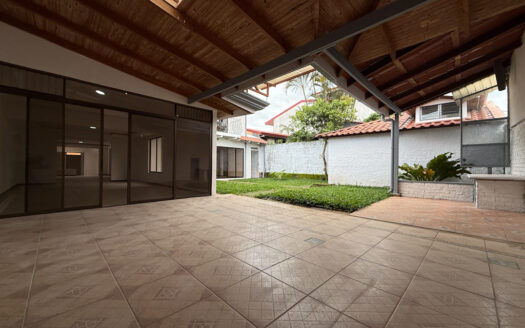 Remate Bancario!!! Amplia y Moderna Casa Renovada, con Zona Verde, en Los Colegios Norte, Moravia COD 139014