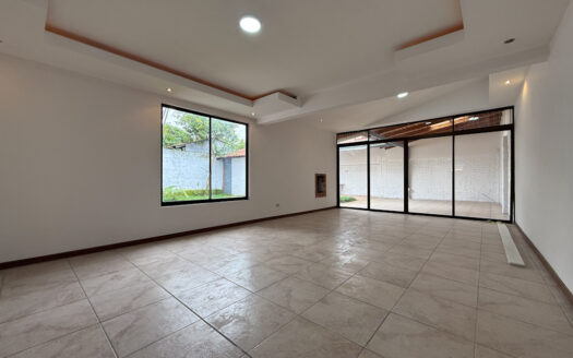 Remate Bancario!!! Amplia y Moderna Casa Renovada, con Zona Verde, en Los Colegios Norte, Moravia COD 139014