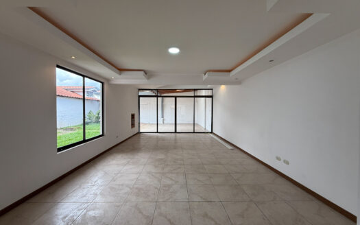 Remate Bancario!!! Amplia y Moderna Casa Renovada, con Zona Verde, en Los Colegios Norte, Moravia COD 139014