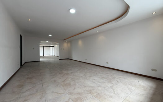 Remate Bancario!!! Amplia y Moderna Casa Renovada, con Zona Verde, en Los Colegios Norte, Moravia COD 139014
