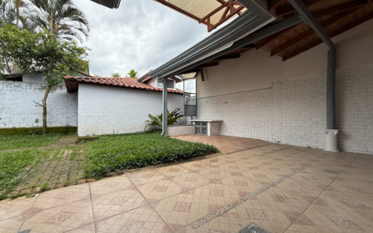 Remate Bancario!!! Amplia y Moderna Casa Renovada, con Zona Verde, en Los Colegios Norte, Moravia COD 139014