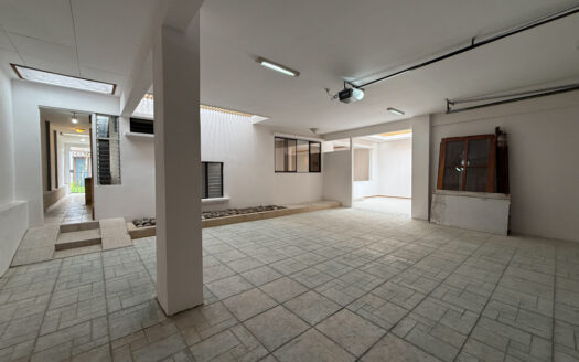 Remate Bancario!!! Amplia y Moderna Casa Renovada, con Zona Verde, en Los Colegios Norte, Moravia COD 139014