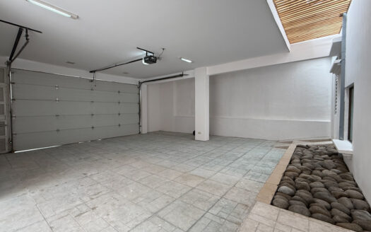 Remate Bancario!!! Amplia y Moderna Casa Renovada, con Zona Verde, en Los Colegios Norte, Moravia COD 139014