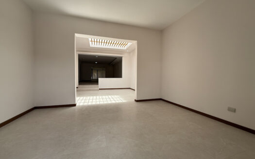 Remate Bancario!!! Amplia y Moderna Casa Renovada, con Zona Verde, en Los Colegios Norte, Moravia COD 139014