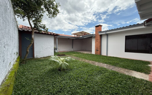 Remate Bancario!!! Amplia y Moderna Casa Renovada, con Zona Verde, en Los Colegios Norte, Moravia COD 139014