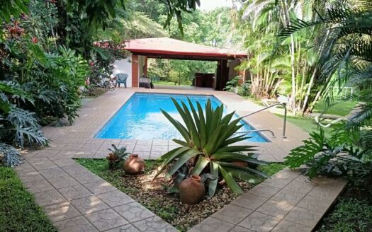 ¡USO DE SUELO MIXTO! Hermosa quinta en venta en El Roble con amplio terreno de 8.963 m2 y linda casa de una planta. COD. 138838