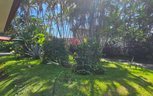 ¡USO DE SUELO MIXTO! Hermosa quinta en venta en El Roble con amplio terreno de 8.963 m2 y linda casa de una planta. COD. 138838