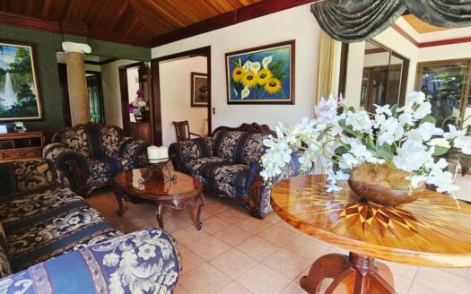 ¡USO DE SUELO MIXTO! Hermosa quinta en venta en El Roble con amplio terreno de 8.963 m2 y linda casa de una planta. COD. 138838