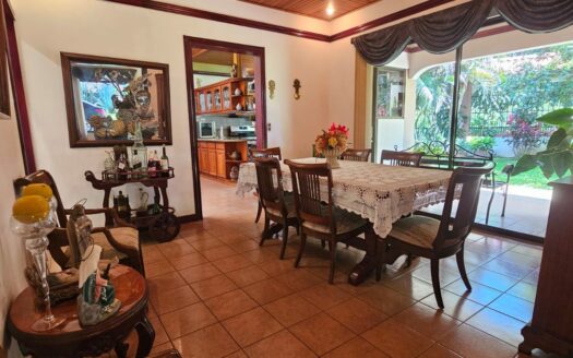 ¡USO DE SUELO MIXTO! Hermosa quinta en venta en El Roble con amplio terreno de 8.963 m2 y linda casa de una planta. COD. 138838