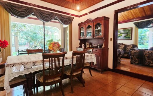 ¡USO DE SUELO MIXTO! Hermosa quinta en venta en El Roble con amplio terreno de 8.963 m2 y linda casa de una planta. COD. 138838