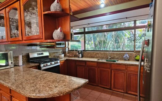 ¡USO DE SUELO MIXTO! Hermosa quinta en venta en El Roble con amplio terreno de 8.963 m2 y linda casa de una planta. COD. 138838