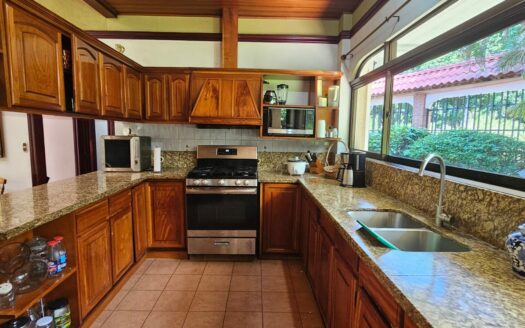 ¡USO DE SUELO MIXTO! Hermosa quinta en venta en El Roble con amplio terreno de 8.963 m2 y linda casa de una planta. COD. 138838