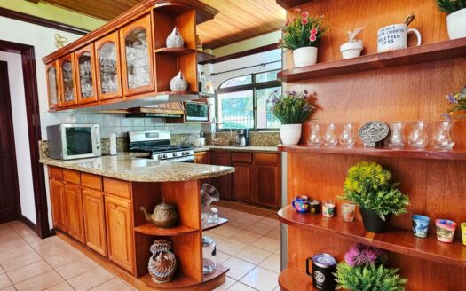 ¡USO DE SUELO MIXTO! Hermosa quinta en venta en El Roble con amplio terreno de 8.963 m2 y linda casa de una planta. COD. 138838