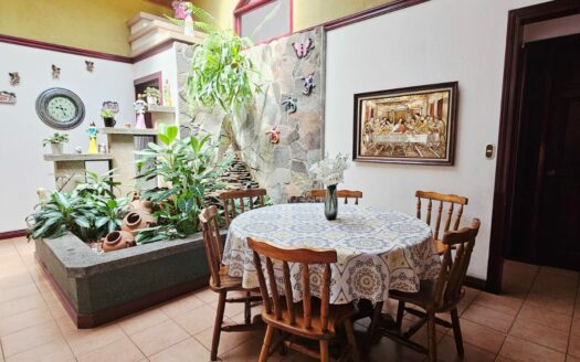 ¡USO DE SUELO MIXTO! Hermosa quinta en venta en El Roble con amplio terreno de 8.963 m2 y linda casa de una planta. COD. 138838