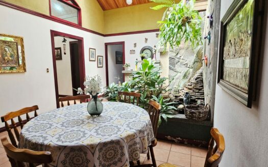 ¡USO DE SUELO MIXTO! Hermosa quinta en venta en El Roble con amplio terreno de 8.963 m2 y linda casa de una planta. COD. 138838