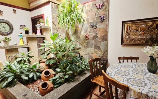 ¡USO DE SUELO MIXTO! Hermosa quinta en venta en El Roble con amplio terreno de 8.963 m2 y linda casa de una planta. COD. 138838