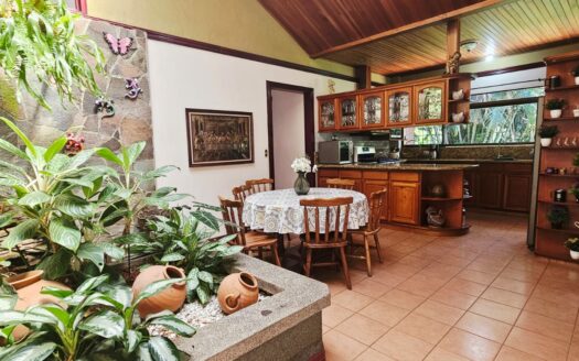¡USO DE SUELO MIXTO! Hermosa quinta en venta en El Roble con amplio terreno de 8.963 m2 y linda casa de una planta. COD. 138838