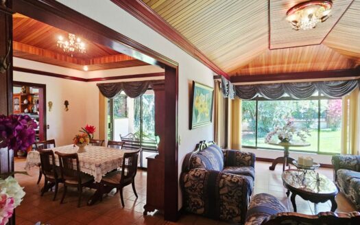 ¡USO DE SUELO MIXTO! Hermosa quinta en venta en El Roble con amplio terreno de 8.963 m2 y linda casa de una planta. COD. 138838