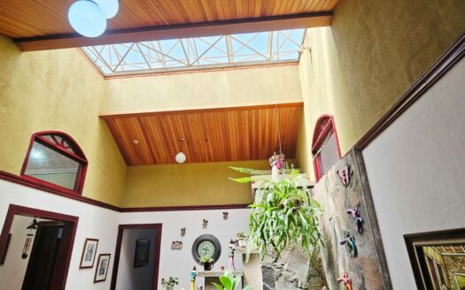 ¡USO DE SUELO MIXTO! Hermosa quinta en venta en El Roble con amplio terreno de 8.963 m2 y linda casa de una planta. COD. 138838