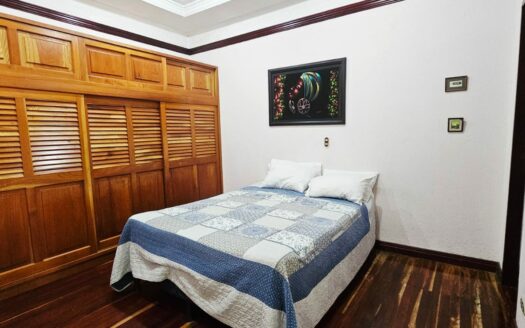 ¡USO DE SUELO MIXTO! Hermosa quinta en venta en El Roble con amplio terreno de 8.963 m2 y linda casa de una planta. COD. 138838