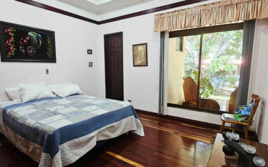 ¡USO DE SUELO MIXTO! Hermosa quinta en venta en El Roble con amplio terreno de 8.963 m2 y linda casa de una planta. COD. 138838