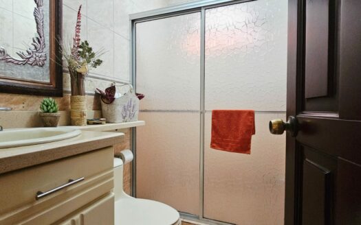 ¡USO DE SUELO MIXTO! Hermosa quinta en venta en El Roble con amplio terreno de 8.963 m2 y linda casa de una planta. COD. 138838