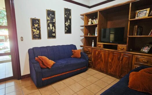 ¡USO DE SUELO MIXTO! Hermosa quinta en venta en El Roble con amplio terreno de 8.963 m2 y linda casa de una planta. COD. 138838