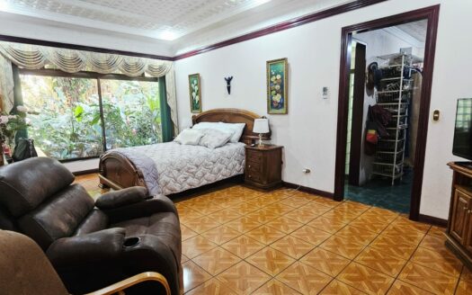 ¡USO DE SUELO MIXTO! Hermosa quinta en venta en El Roble con amplio terreno de 8.963 m2 y linda casa de una planta. COD. 138838