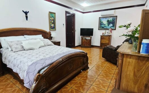 ¡USO DE SUELO MIXTO! Hermosa quinta en venta en El Roble con amplio terreno de 8.963 m2 y linda casa de una planta. COD. 138838