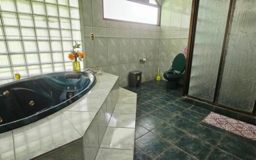 ¡USO DE SUELO MIXTO! Hermosa quinta en venta en El Roble con amplio terreno de 8.963 m2 y linda casa de una planta. COD. 138838