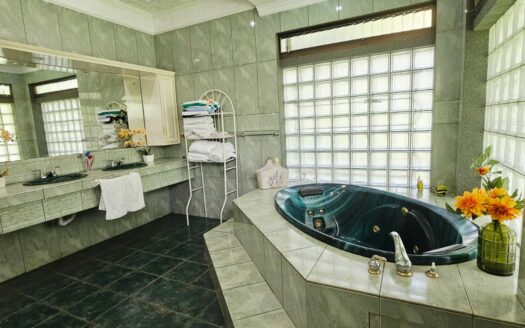 ¡USO DE SUELO MIXTO! Hermosa quinta en venta en El Roble con amplio terreno de 8.963 m2 y linda casa de una planta. COD. 138838