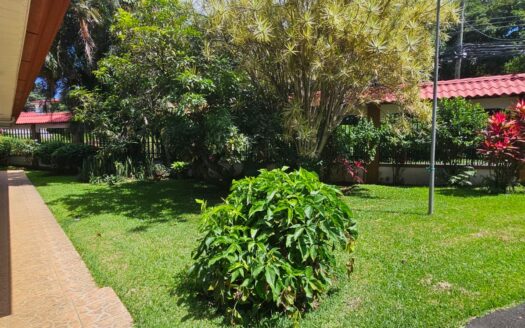 ¡USO DE SUELO MIXTO! Hermosa quinta en venta en El Roble con amplio terreno de 8.963 m2 y linda casa de una planta. COD. 138838