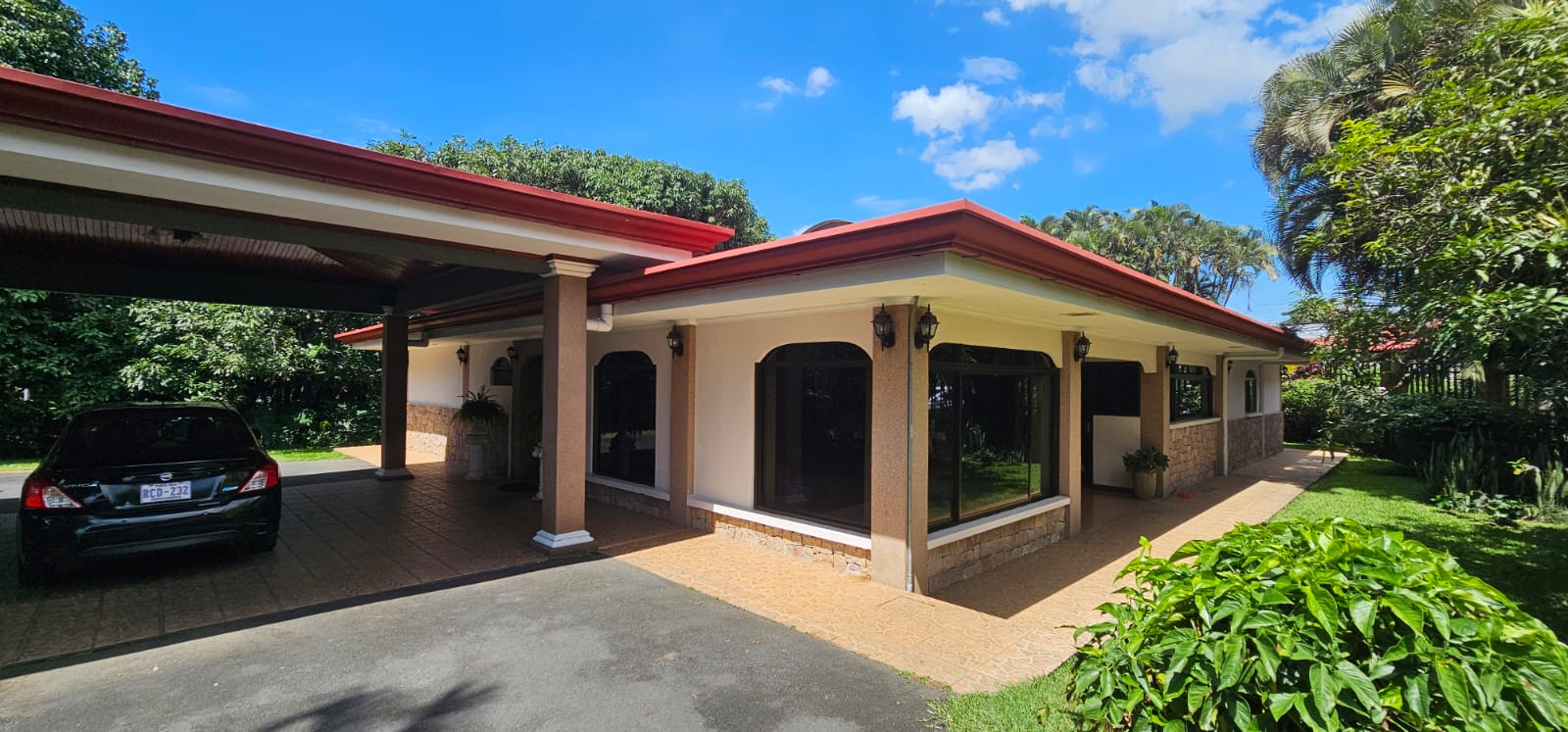 ¡USO DE SUELO MIXTO! Hermosa quinta en venta en El Roble con amplio terreno de 8.963 m2 y linda casa de una planta. COD. 138838