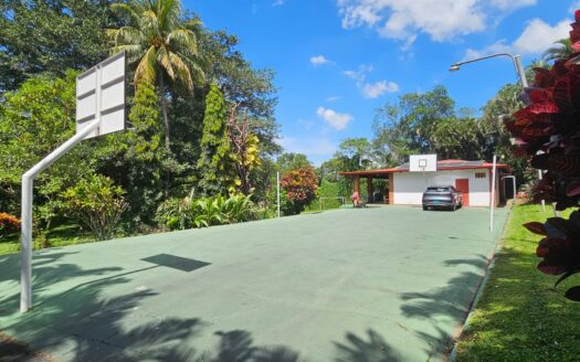 ¡USO DE SUELO MIXTO! Hermosa quinta en venta en El Roble con amplio terreno de 8.963 m2 y linda casa de una planta. COD. 138838