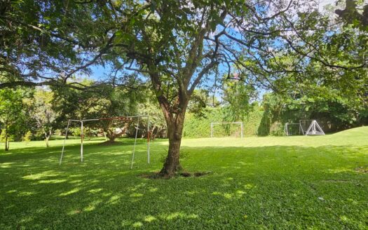 ¡USO DE SUELO MIXTO! Hermosa quinta en venta en El Roble con amplio terreno de 8.963 m2 y linda casa de una planta. COD. 138838