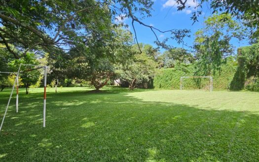 ¡USO DE SUELO MIXTO! Hermosa quinta en venta en El Roble con amplio terreno de 8.963 m2 y linda casa de una planta. COD. 138838