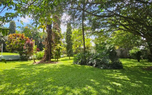 ¡USO DE SUELO MIXTO! Hermosa quinta en venta en El Roble con amplio terreno de 8.963 m2 y linda casa de una planta. COD. 138838