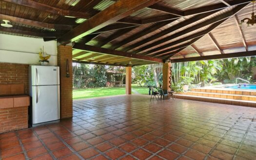 ¡USO DE SUELO MIXTO! Hermosa quinta en venta en El Roble con amplio terreno de 8.963 m2 y linda casa de una planta. COD. 138838