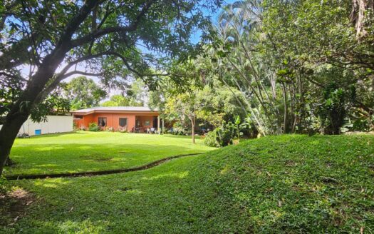 ¡USO DE SUELO MIXTO! Hermosa quinta en venta en El Roble con amplio terreno de 8.963 m2 y linda casa de una planta. COD. 138838