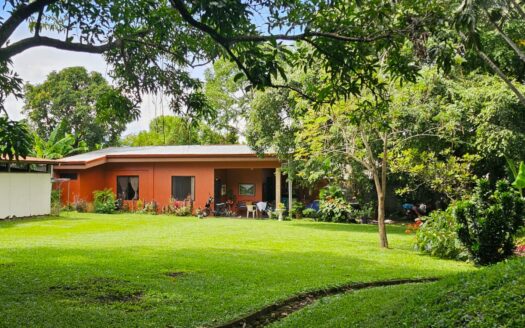 ¡USO DE SUELO MIXTO! Hermosa quinta en venta en El Roble con amplio terreno de 8.963 m2 y linda casa de una planta. COD. 138838