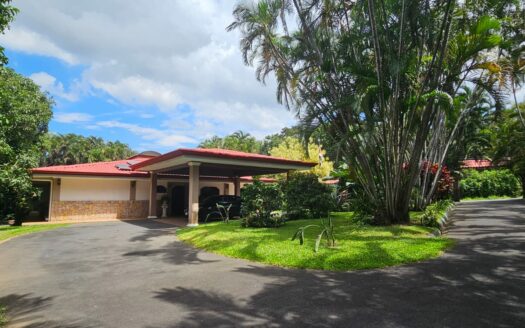 ¡USO DE SUELO MIXTO! Hermosa quinta en venta en El Roble con amplio terreno de 8.963 m2 y linda casa de una planta. COD. 138838