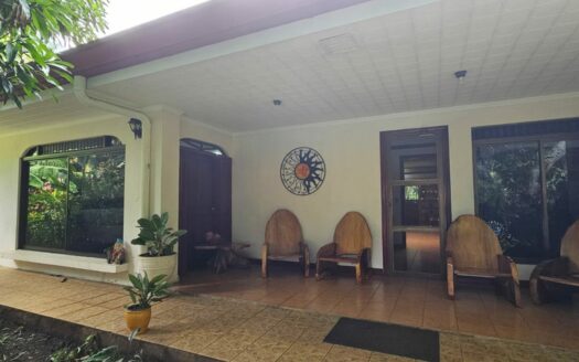 ¡USO DE SUELO MIXTO! Hermosa quinta en venta en El Roble con amplio terreno de 8.963 m2 y linda casa de una planta. COD. 138838