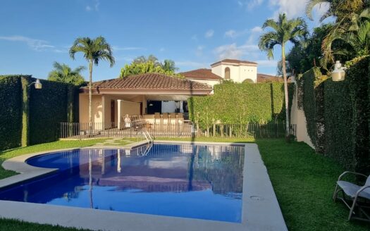 De oportunidad !! La casa que buscas está en Escazu. Casa separada en un lote de 600m con Espectacular Vista al Valle Central. Cód138491