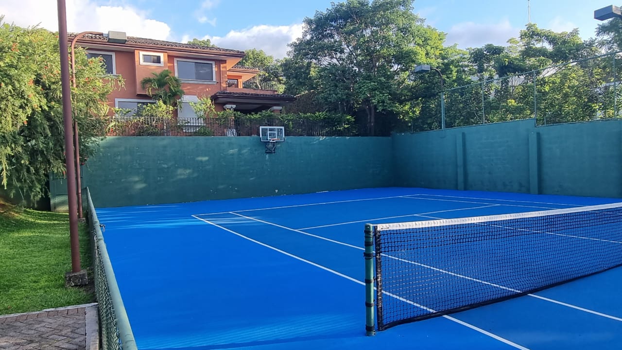 De oportunidad !! La casa que buscas está en Escazu. Casa separada en un lote de 600m con Espectacular Vista al Valle Central. Cód138491