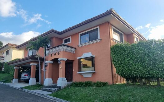 De oportunidad !! La casa que buscas está en Escazu. Casa separada en un lote de 600m con Espectacular Vista al Valle Central. Cód138491