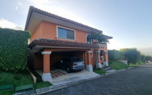 De oportunidad !! La casa que buscas está en Escazu. Casa separada en un lote de 600m con Espectacular Vista al Valle Central. Cód138491