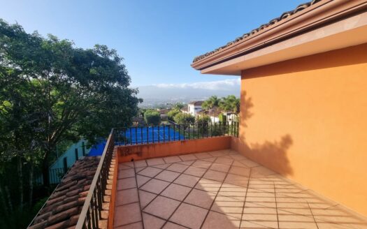 De oportunidad !! La casa que buscas está en Escazu. Casa separada en un lote de 600m con Espectacular Vista al Valle Central. Cód138491