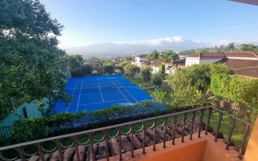 De oportunidad !! La casa que buscas está en Escazu. Casa separada en un lote de 600m con Espectacular Vista al Valle Central. Cód138491